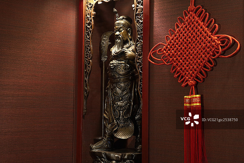 关羽雕塑和中国结图片素材