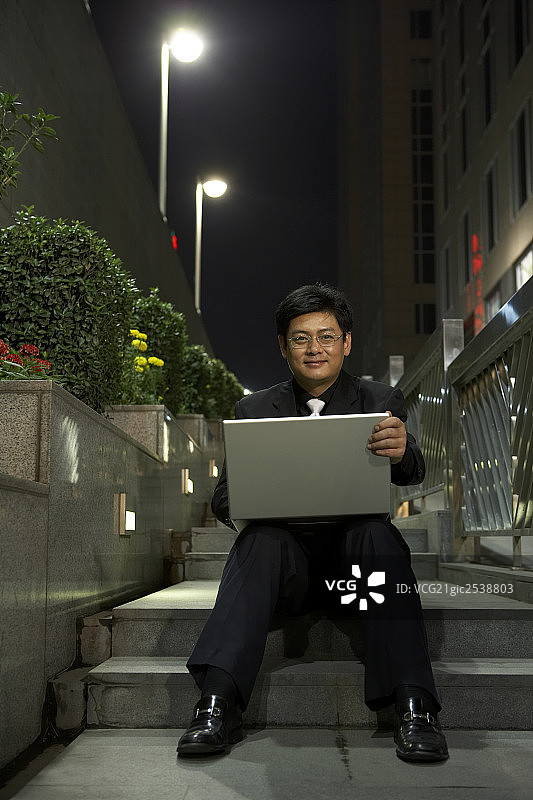 商务男士在户外用电脑图片素材