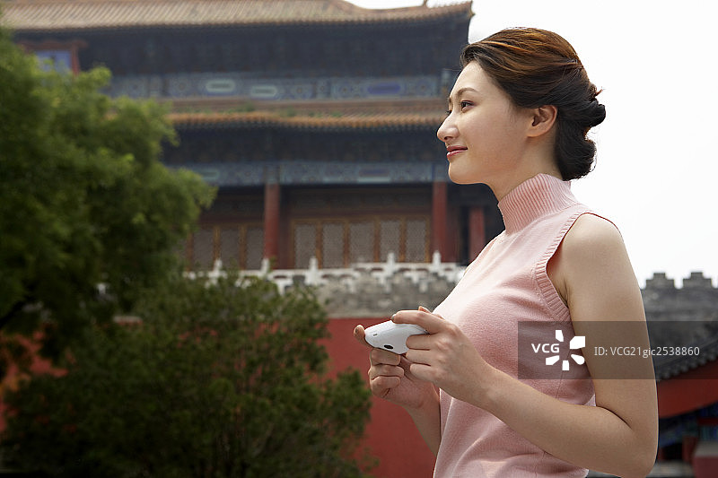 年轻女子在紫禁城图片素材