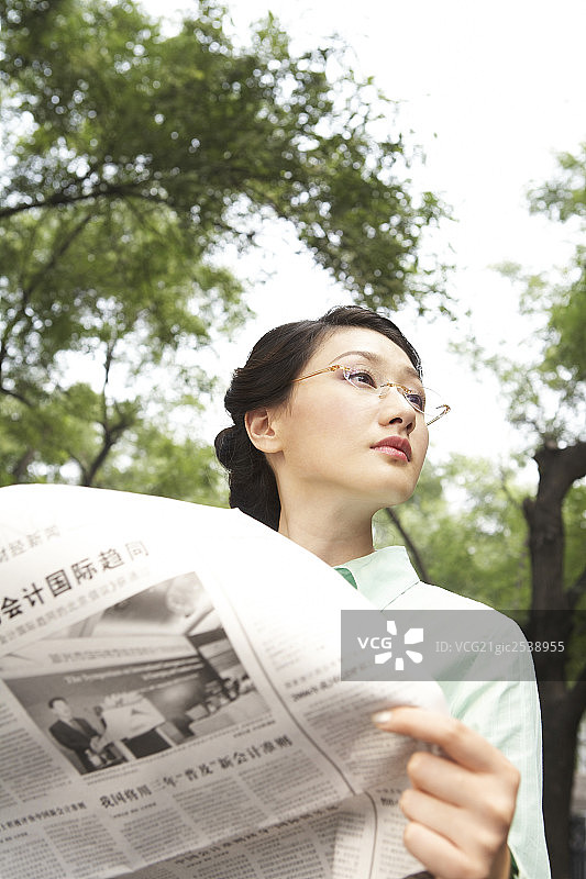商务女士看报纸图片素材