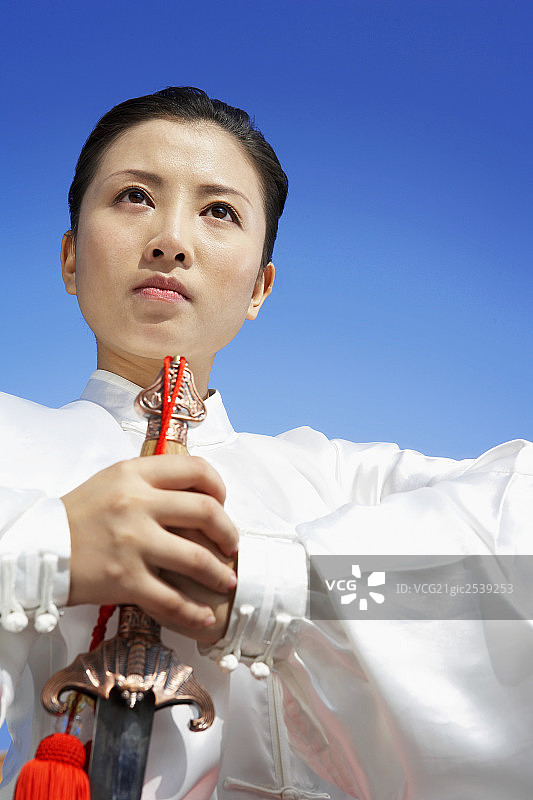 年轻女子在太庙内舞剑图片素材