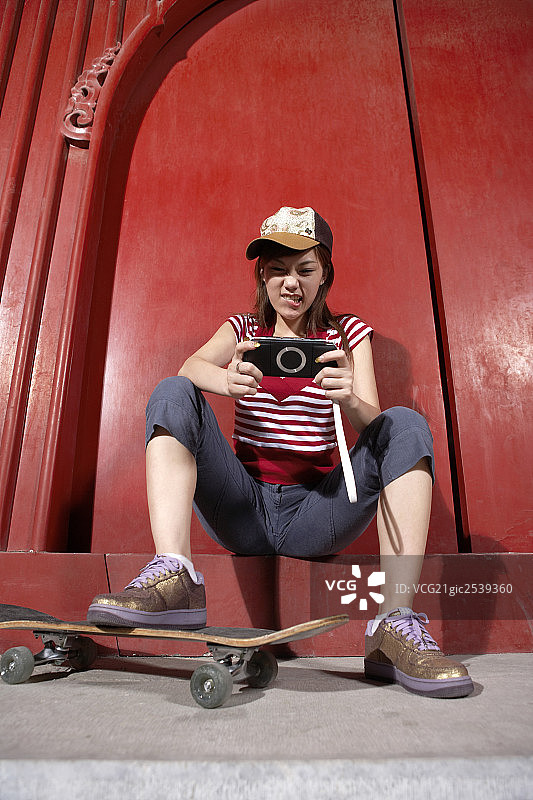 玩游戏的年轻女子图片素材