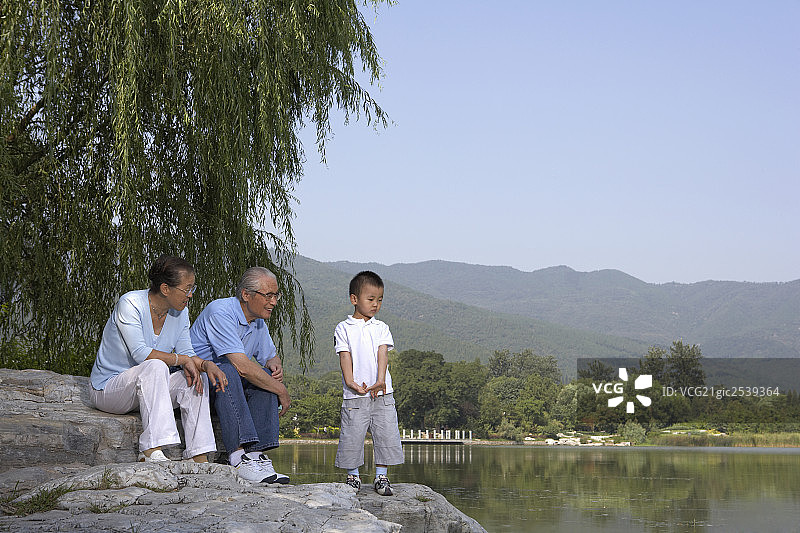 一家人在公园游玩图片素材