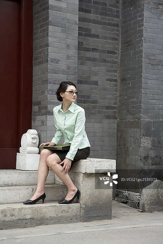 商务女士坐在门口图片素材
