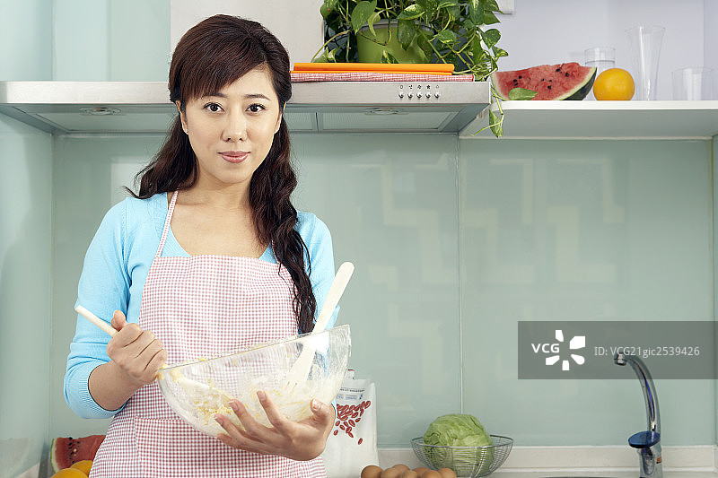 年轻女性做饭图片素材