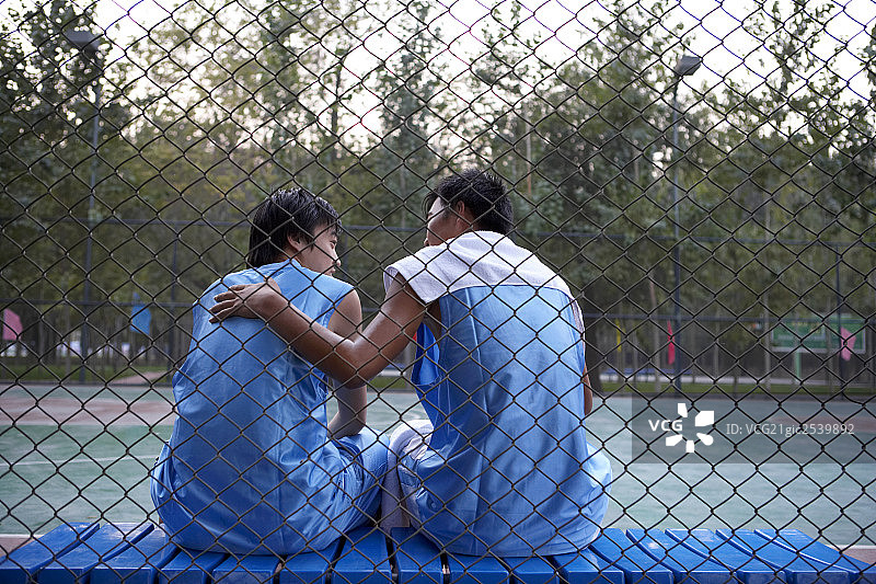 篮球场上的年轻男子们图片素材