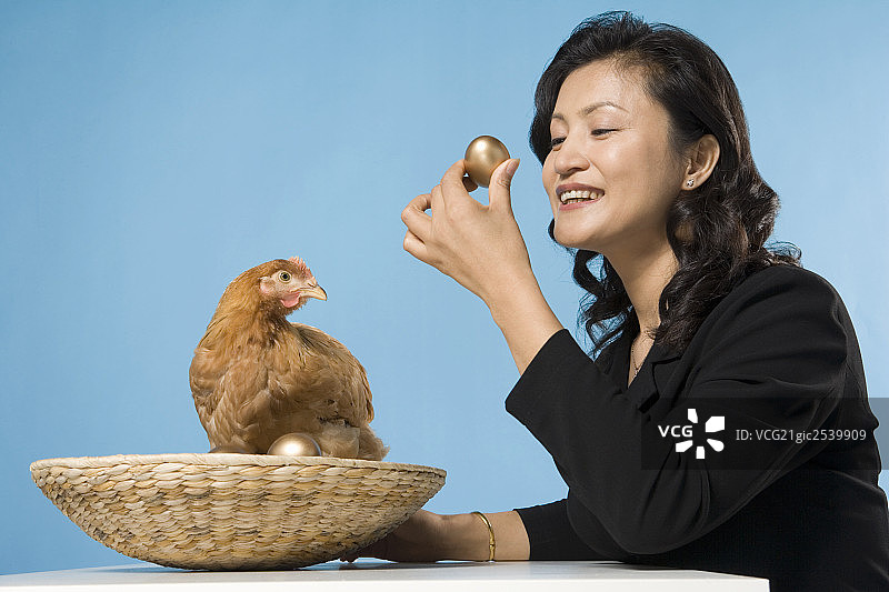 中年女子和会下金蛋的鸡图片素材
