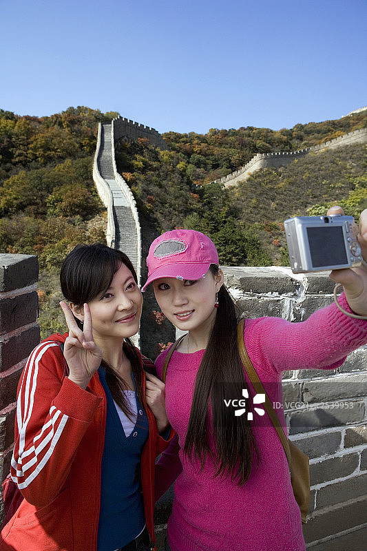 两位来郊游的女孩正在长城上拍照图片素材