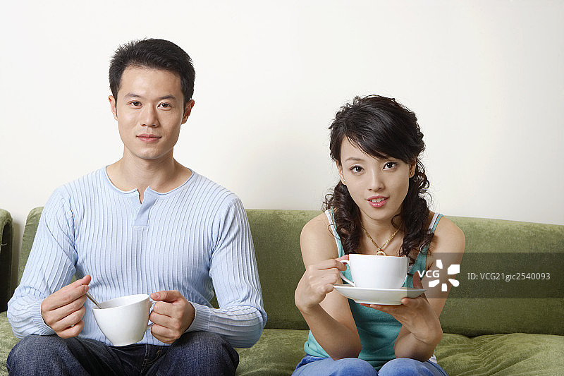 年轻夫妇喝茶图片素材