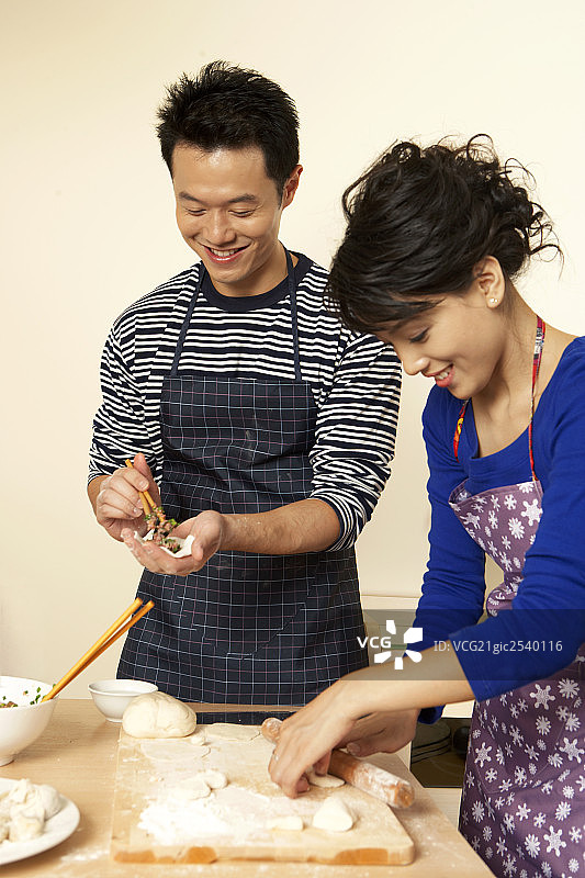年轻夫妇包饺子图片素材
