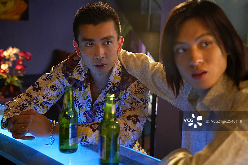 年轻男子在酒吧喝啤酒图片素材