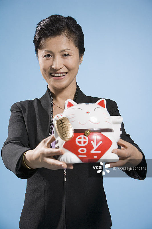 一位中年女性手拿一只福猫图片素材