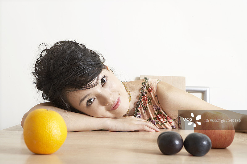 年轻女子和水果图片素材
