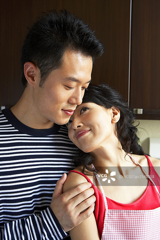 甜蜜的年轻夫妇图片素材