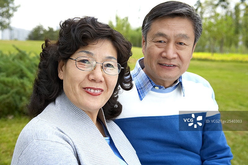 老年夫妇在草地上图片素材
