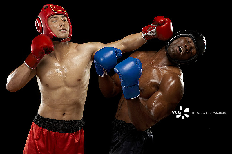 黄种人拳击手出左直拳,黑人拳击手被击打图片素材