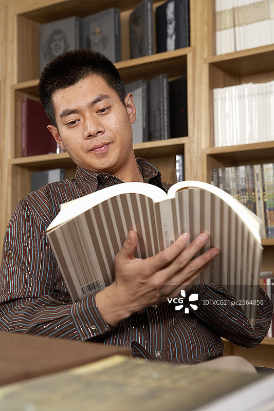男士在书吧工作肖像图片素材