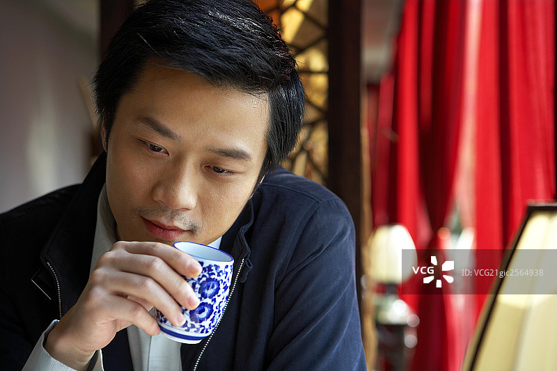 年轻男子喝茶沉思图片素材