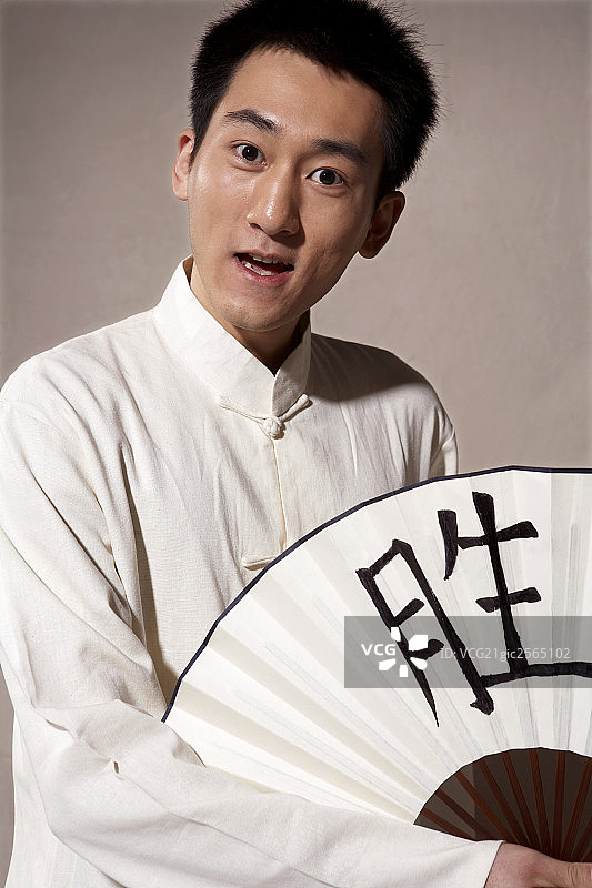 年轻男子庆祝胜利图片素材