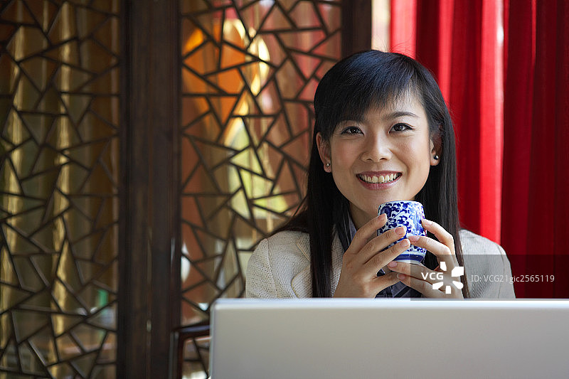 女商人喝茶图片素材