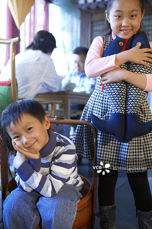 可爱的小男孩和小女孩图片素材