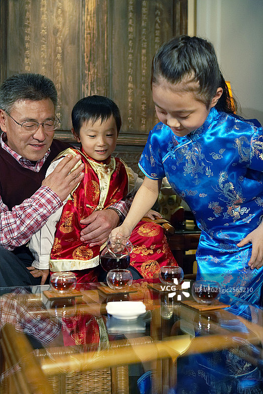 一家人喝茶图片素材