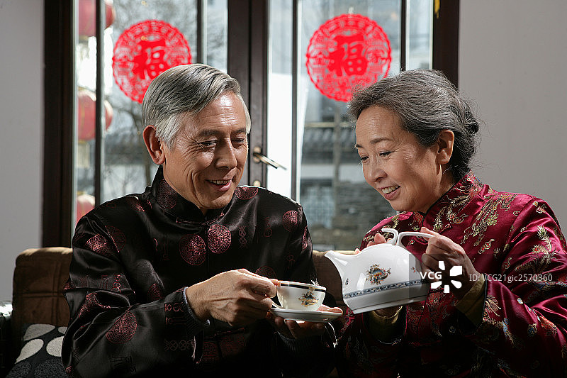 中国老年夫妇喝茶图片素材