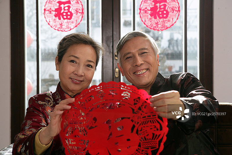 中国老年夫妇手拿福字剪纸图片素材