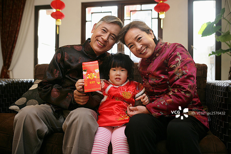 爷爷奶奶和孙女给大家拜年图片素材