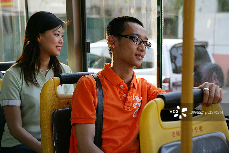 东方男人,女人乘车图片素材