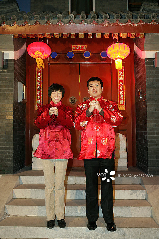 中国年轻夫妇拜年图片素材
