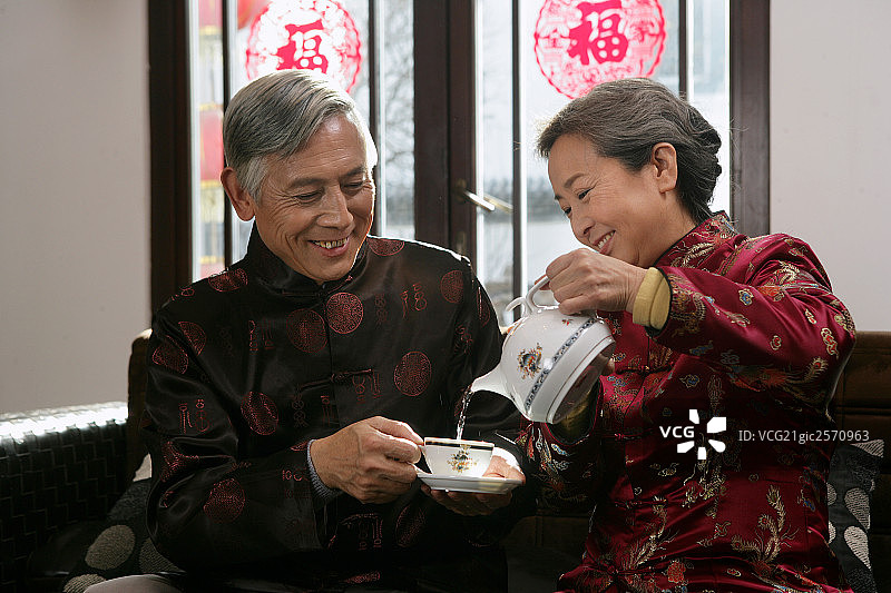 中国老年夫妇喝茶图片素材