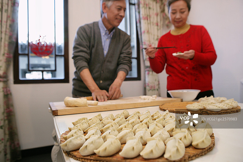 中国老年夫妇春节包饺子图片素材