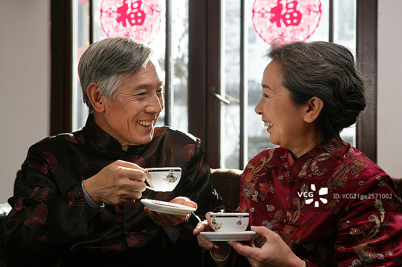中国老年夫妇喝茶图片素材