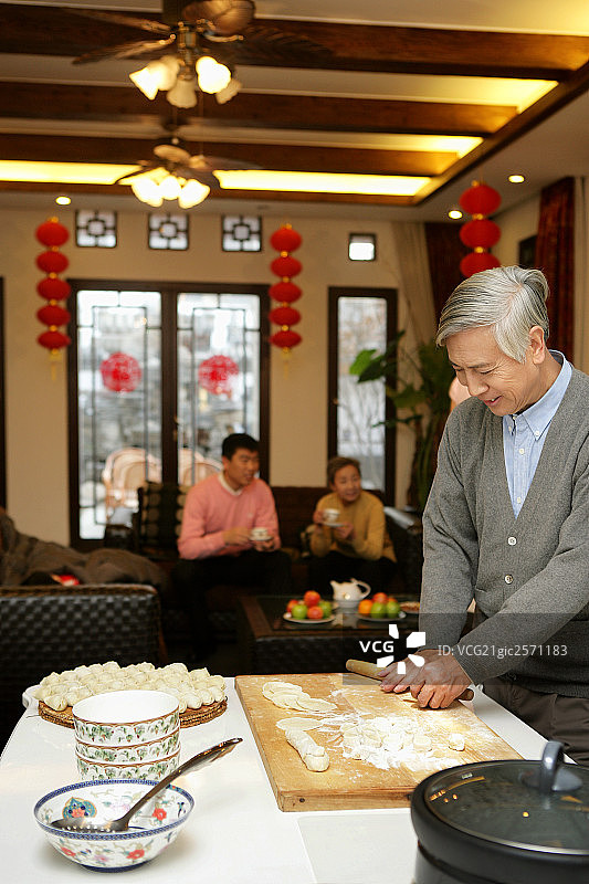 中国老人包饺子图片素材