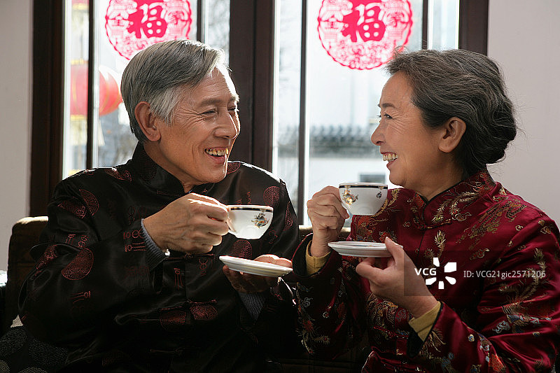 中国老年夫妇喝茶图片素材
