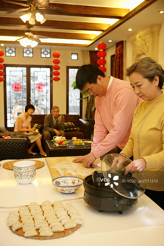 中国母子包饺子图片素材
