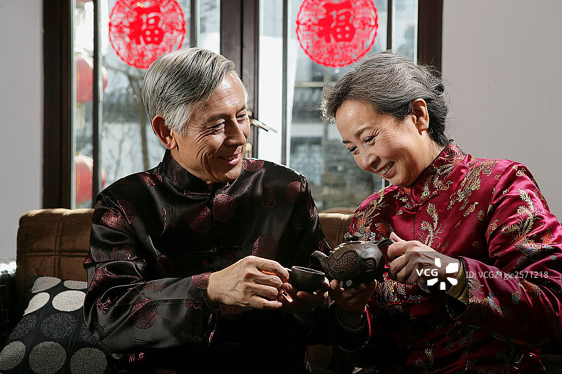 中国老年夫妇喝茶图片素材