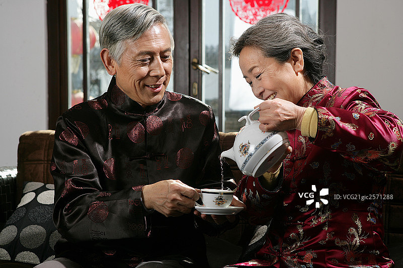 中国老年夫妇喝茶图片素材