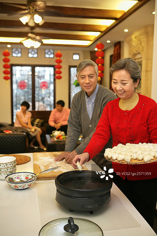 中国老年夫妇包饺子图片素材