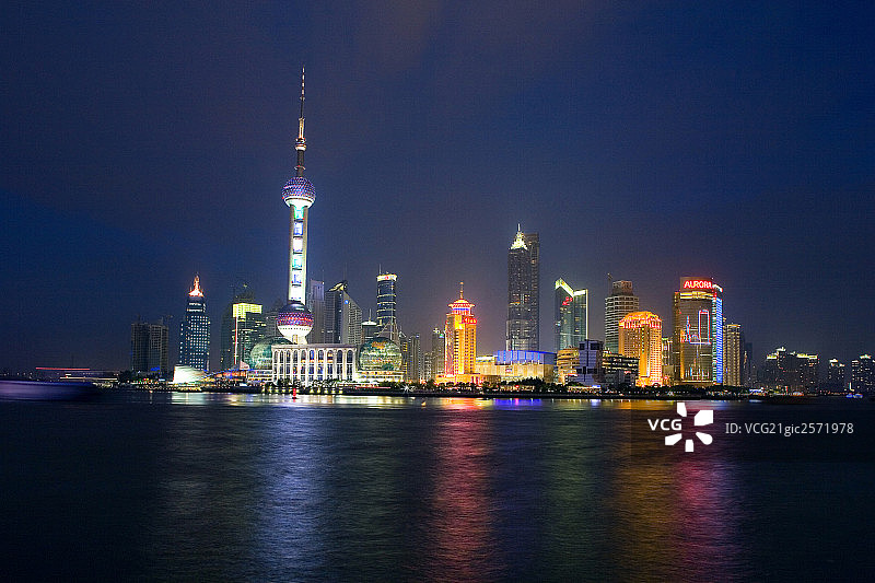 上海，黄浦江畔的浦东夜景图片素材