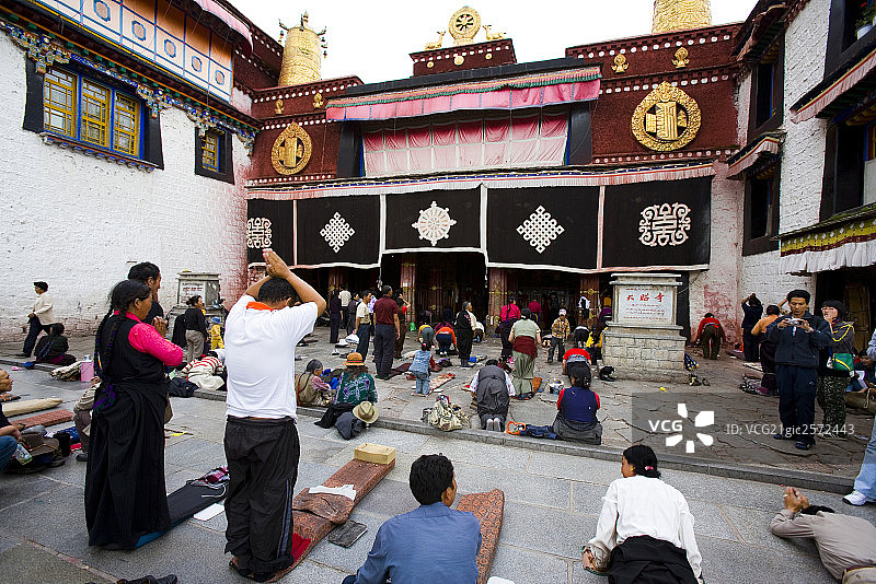 人们在大昭寺前鞠躬图片素材