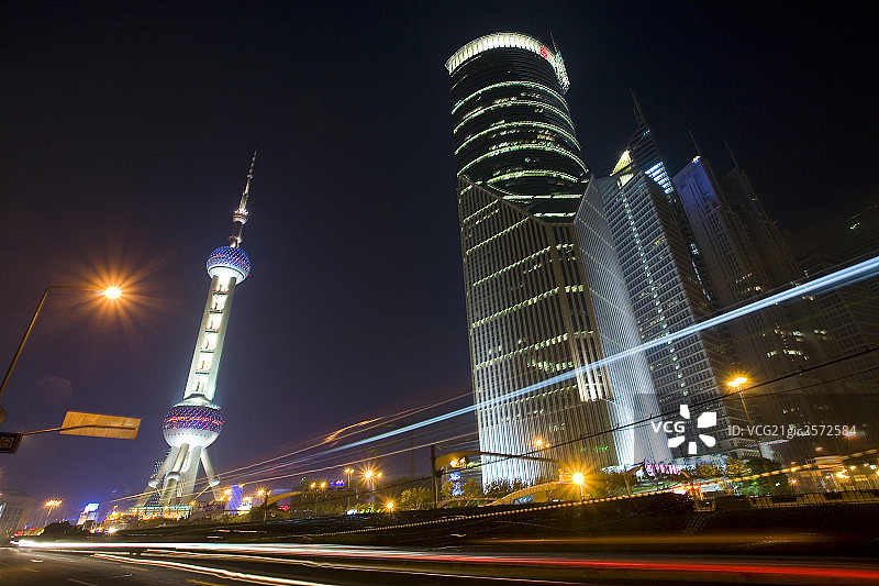 夜晚的上海摩天大楼图片素材