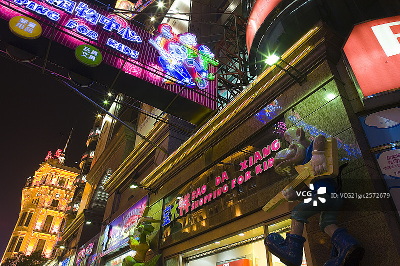 夜晚的南京路，上海图片素材