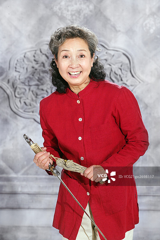 东方老妇人用扇子跳舞图片素材