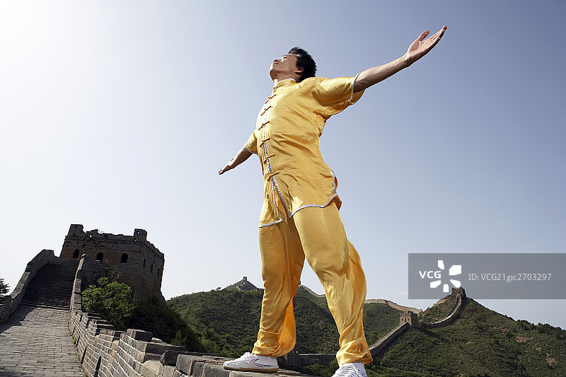 年轻男子在长城表演武术图片素材