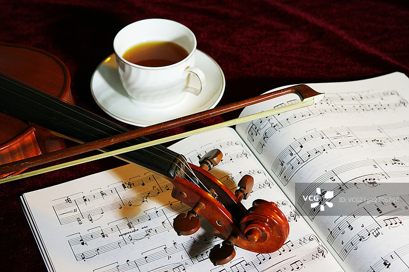 小提琴咖啡杯乐谱图片素材
