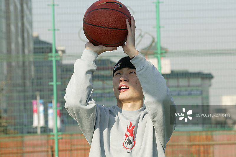 男孩打篮球图片素材