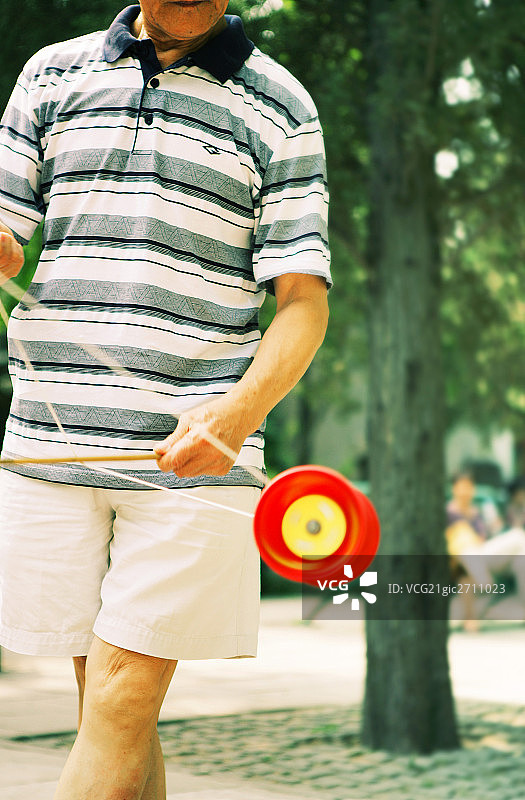 老人抖空竹图片素材