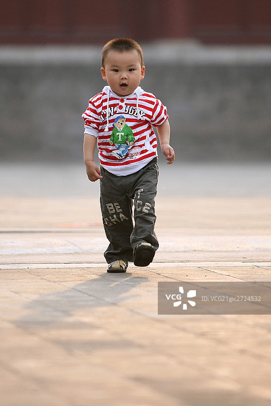 东方儿童在故宫太庙奔跑图片素材